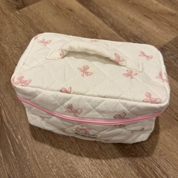 NWOT: THE JOLLY HOUSE BOW MAKEUP BAG ZIPPER CLOSURE PINK AND WHITE - Picture 3 of 6